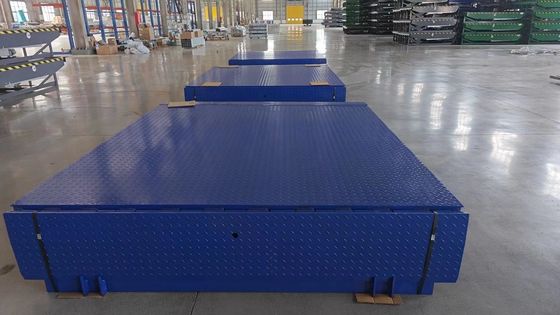 Grey Truck Hydraulic Dock Leveler For Easy Loading And Unloading IP55