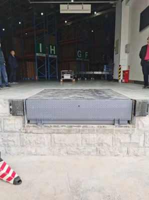 Grey Truck Hydraulic Dock Leveler For Easy Loading And Unloading IP55